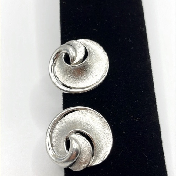 Crown Trifari Estate Silver Matte Silver Plated Clip On Earrings signed - Picture 4 of 10